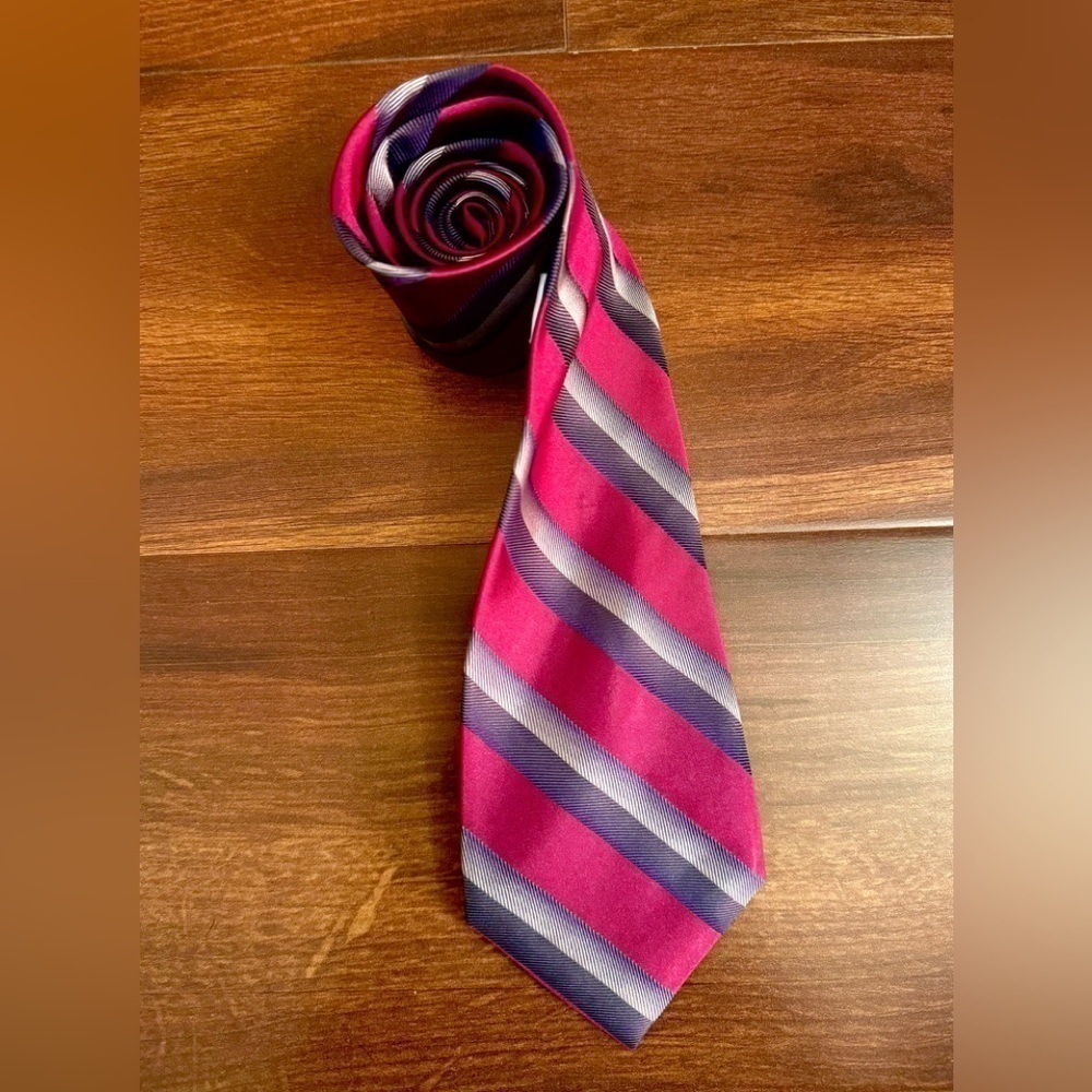 CALVIN KLEIN Classic Silk Black & Gray Stripes in Burgundy Background Repp Tie